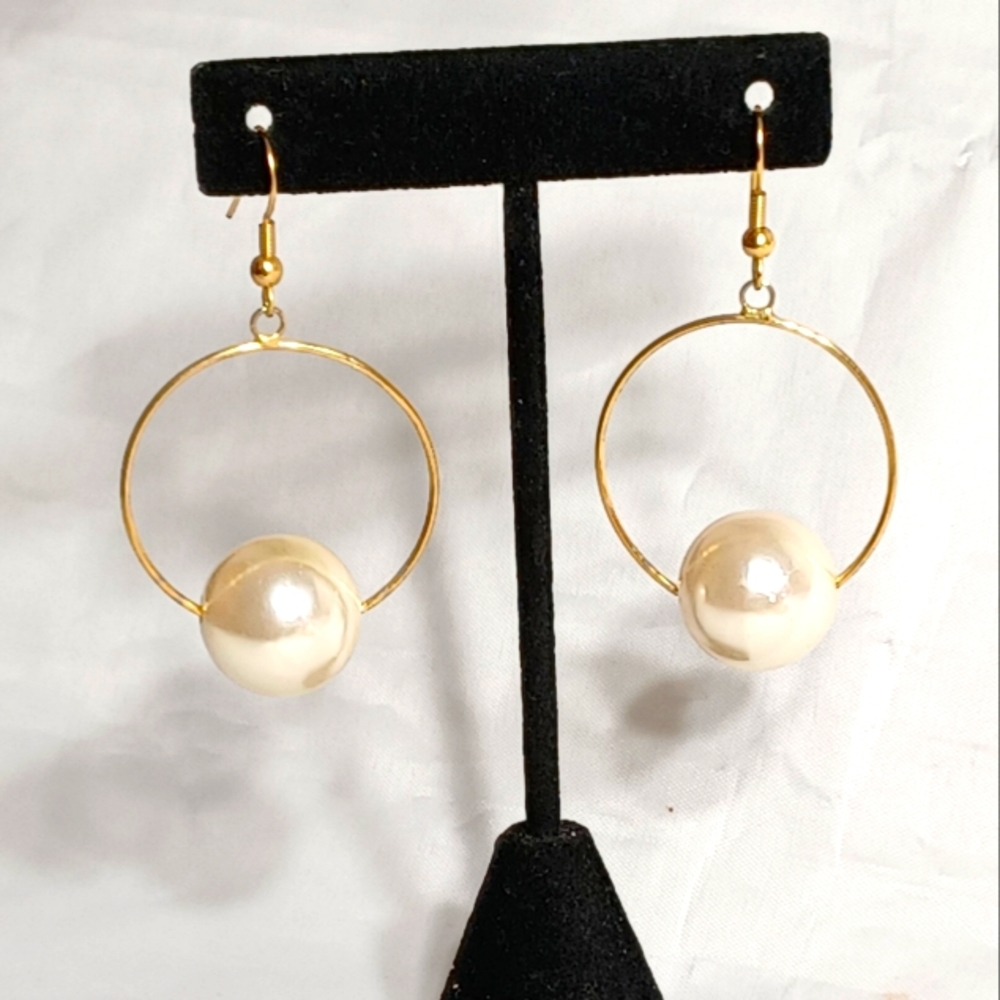 GOLD TONE CIRCULAR EARRINGS WITH LARGE PEARL